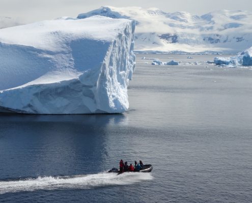 mit dem Zodiac von Ponant Eisberge in der Antarktis erforschen