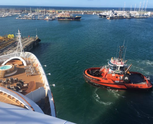 Seabourn Ovation beim verlassen des Docks in Italien mit Hilfe eines Schleppers