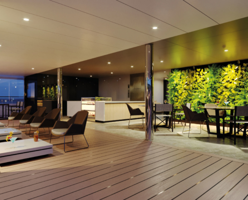 Pool Deck / Lounge Area auf der Emerald Azzurra